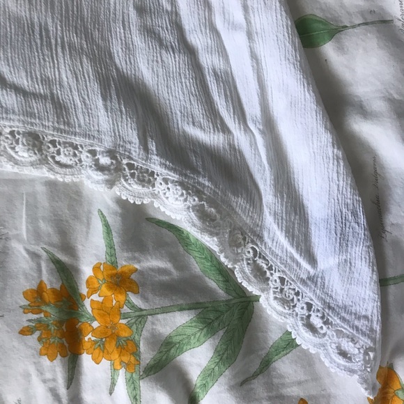 White loose-fitting top - Picture 3 of 3